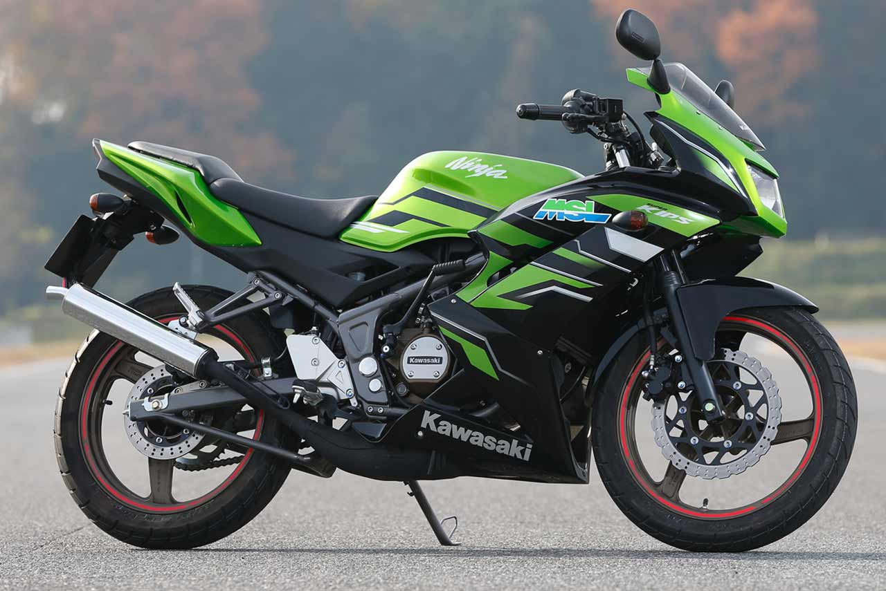 スリムな車体は4 ストローク単気筒を搭載するNinja250SLとほぼ同格　
